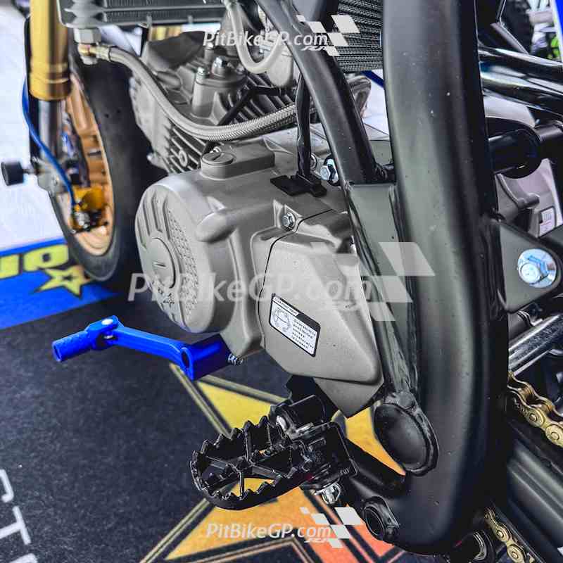 Motor 190, palanca de cambios y estriberas